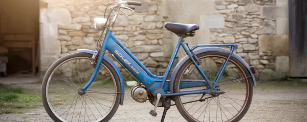 Solex 3800 patiné dans une cour de ferme française, symbole de fiabilité mécanique vintage