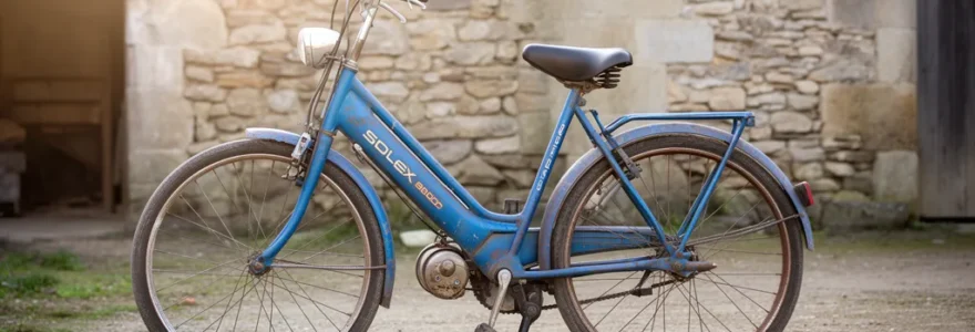 Solex 3800 patiné dans une cour de ferme française, symbole de fiabilité mécanique vintage